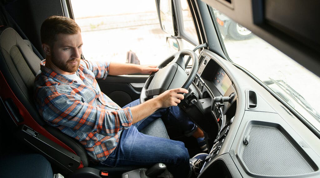 camionero en cabina de su camión